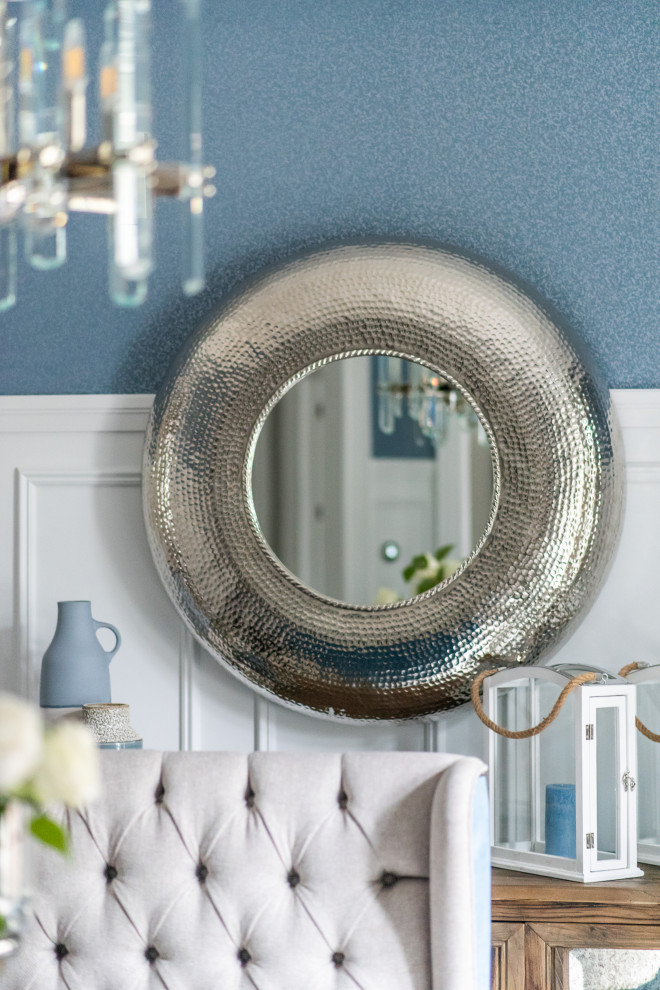 Transitional home design photo in Toronto