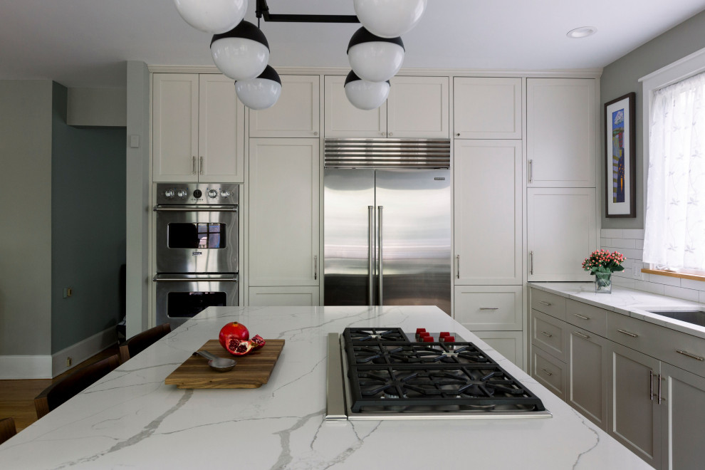 Transitional kitchen photo in Chicago