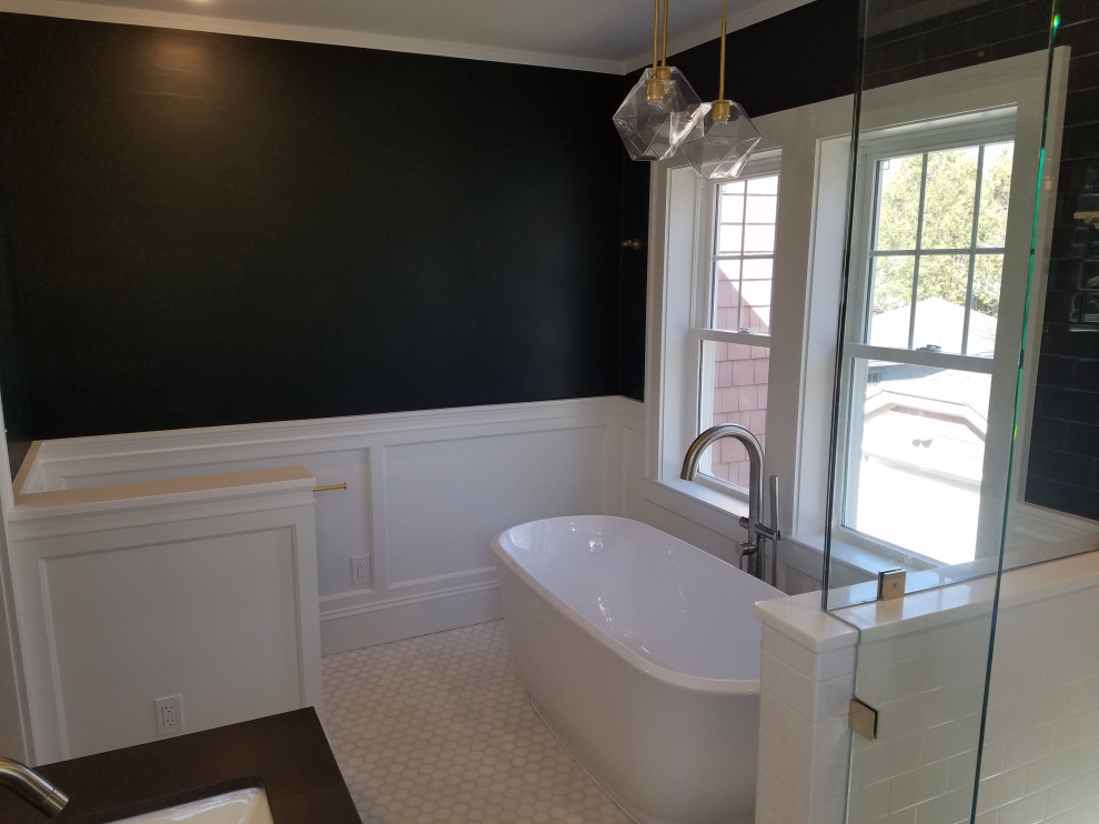 Inspiration för mellanstora moderna en-suite badrum, med ett fristående badkar, en hörndusch, gröna väggar, klinkergolv i porslin, vitt golv och dusch med gångjärnsdörr