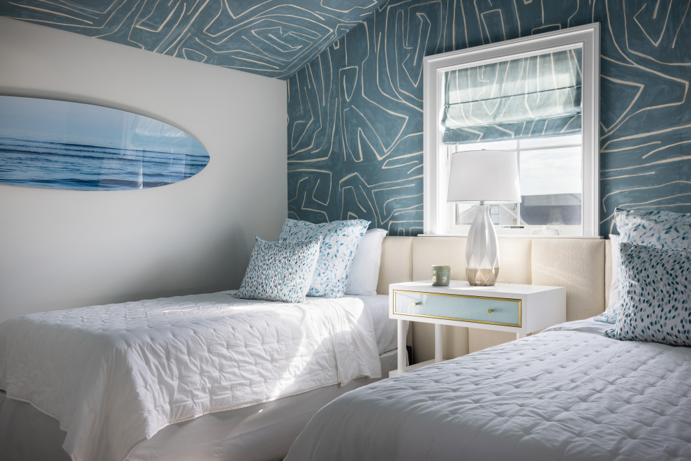 Maritimes Gästezimmer mit blauer Wandfarbe, hellem Holzboden, Tapetendecke und Tapetenwänden in Sonstige