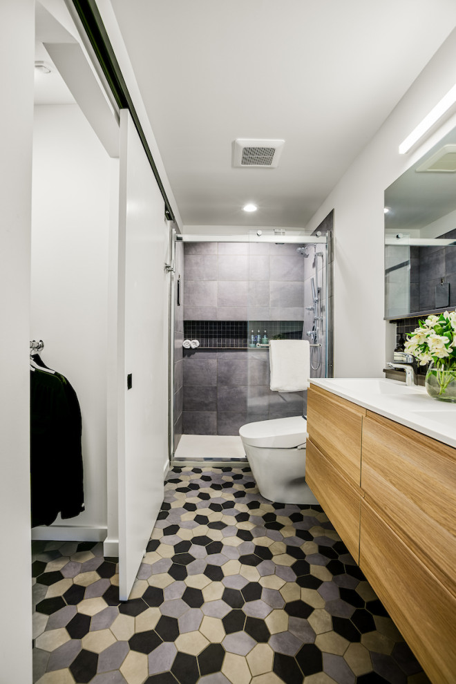 Источник вдохновения для домашнего уюта: главная ванная комната среднего размера в стиле ретро с плоскими фасадами, бежевыми фасадами, душем в нише, унитазом-моноблоком, серой плиткой, керамической плиткой, белыми стенами, полом из керамической плитки, монолитной раковиной, столешницей из искусственного кварца, разноцветным полом, душем с раздвижными дверями, белой столешницей, тумбой под две раковины и подвесной тумбой