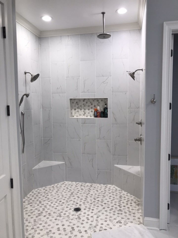 Klassisk inredning av ett stort en-suite badrum, med ett badkar med tassar, en kantlös dusch, vit kakel, porslinskakel, grå väggar, klinkergolv i porslin, vitt golv och med dusch som är öppen