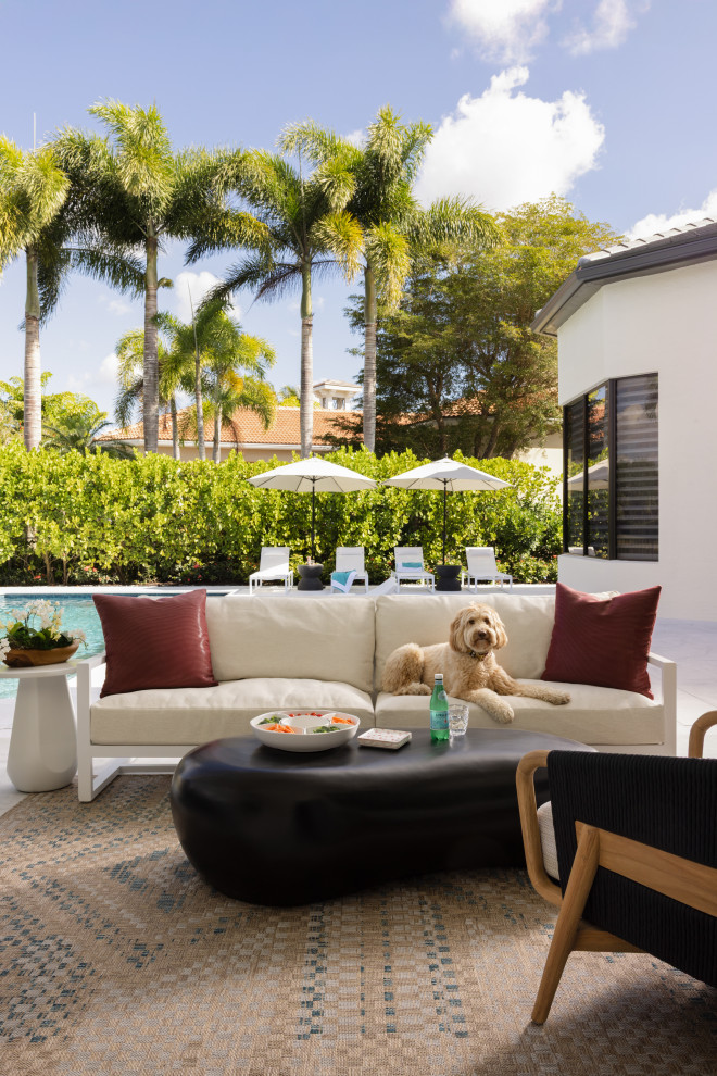 Example of a transitional patio design in Miami