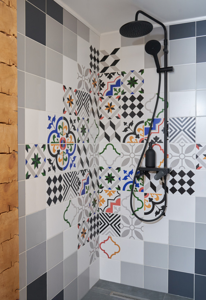 Inspiration för ett litet orientaliskt en-suite badrum, med en dusch i en alkov, flerfärgad kakel, keramikplattor, flerfärgade väggar, klinkergolv i porslin, grått golv och med dusch som är öppen