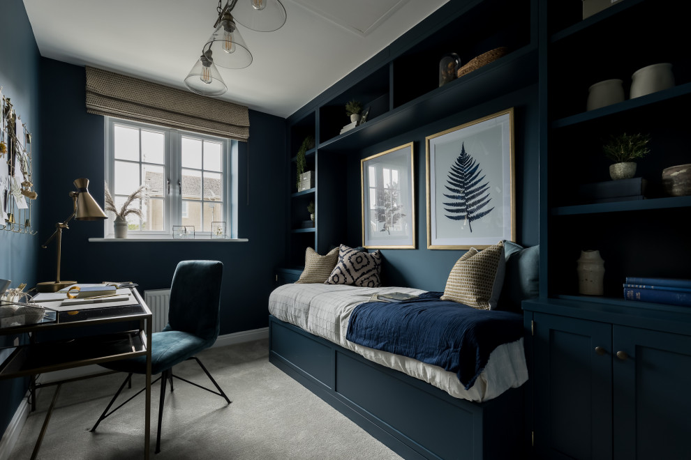 На фото: маленькая гостевая спальня (комната для гостей) в стиле модернизм с синими стенами, ковровым покрытием и бежевым полом для на участке и в саду с