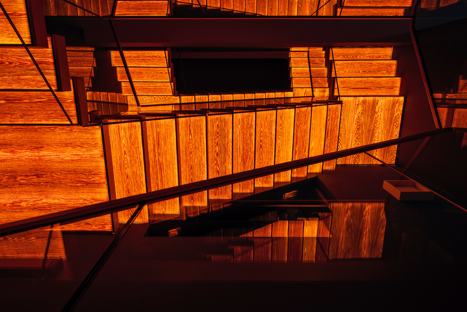 Консольная лестница с инновационной встроенной подсветкой