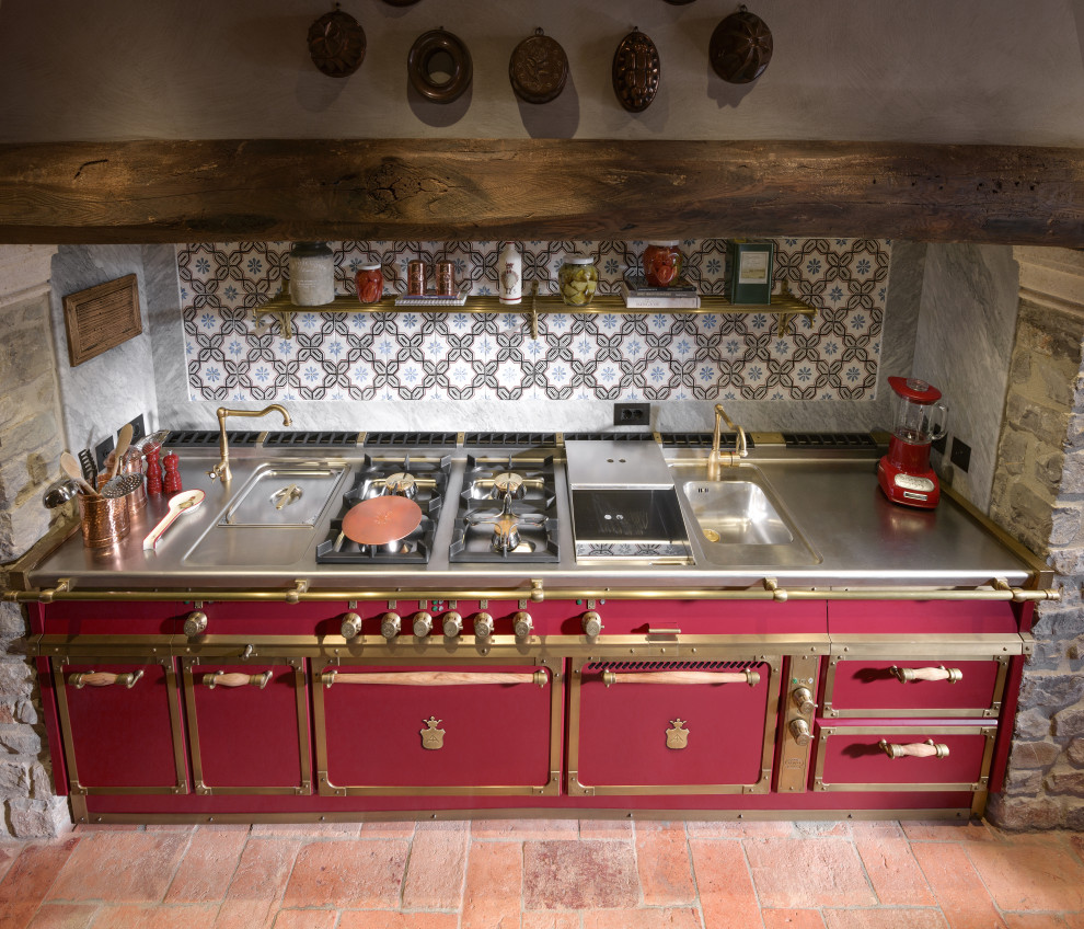 Inspiration pour une cuisine linéaire rustique en inox fermée et de taille moyenne avec un plan de travail en inox, îlot et poutres apparentes.