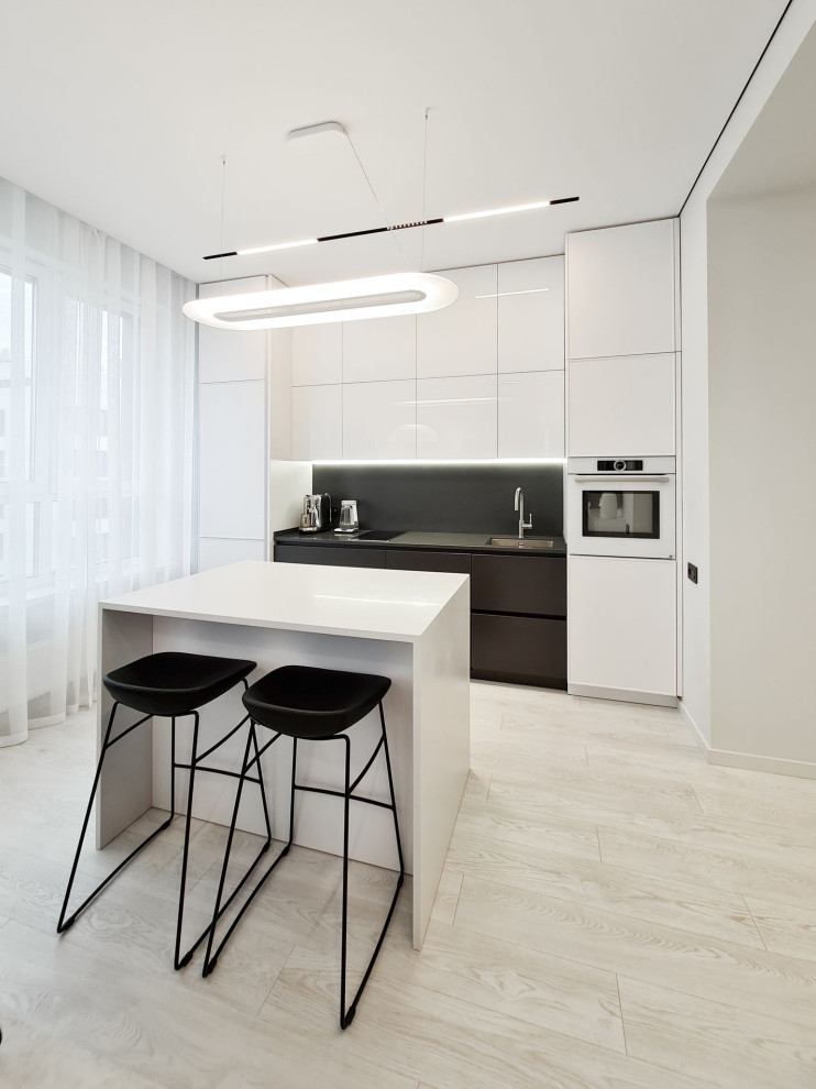 Ispirazione per una piccola cucina design con ante bianche, top in superficie solida, paraspruzzi nero, pavimento in vinile, pavimento bianco e top bianco