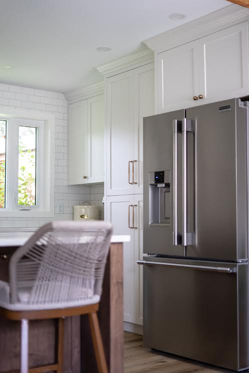 Kitchen - kitchen idea in Vancouver