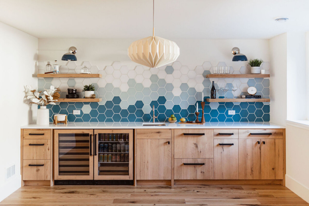 他の地域にあるお手頃価格の中くらいなミッドセンチュリースタイルのおしゃれなホームバー (青いキッチンパネル、セラミックタイルのキッチンパネル) の写真