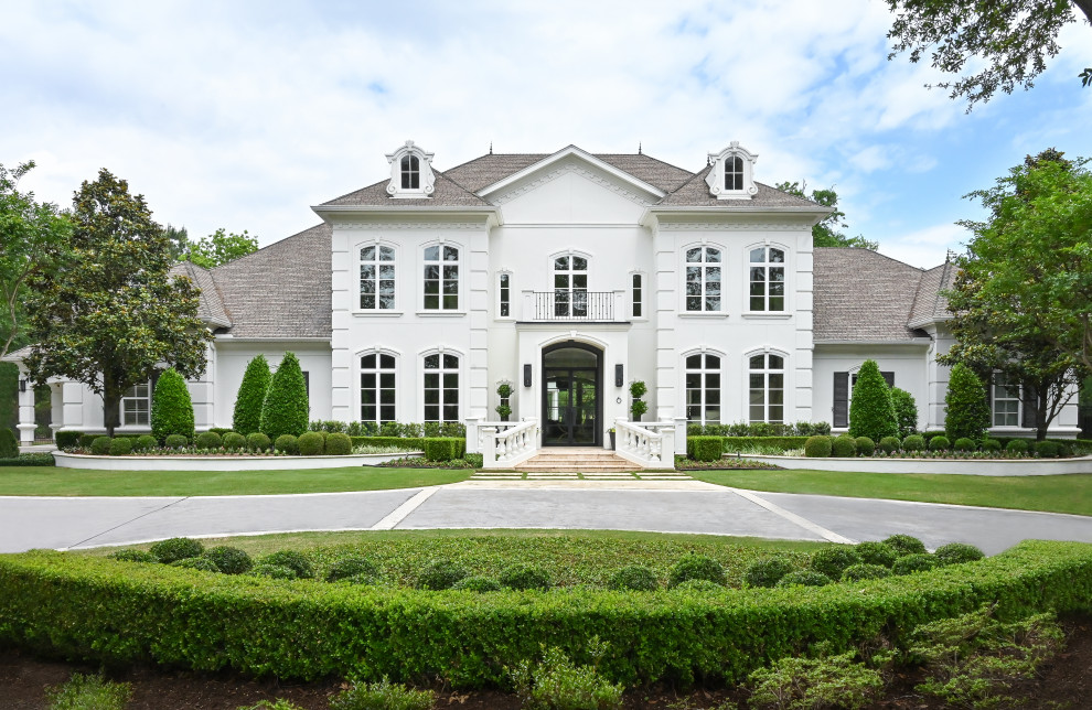 Großes, Zweistöckiges Klassisches Einfamilienhaus mit Betonfassade, weißer Fassadenfarbe, Satteldach, Schindeldach, schwarzem Dach und Schindeln in Houston