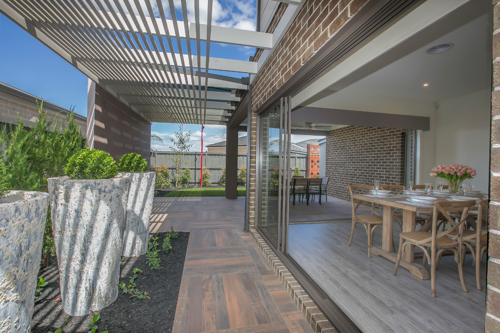 Inspiration for a contemporary verandah in Melbourne.