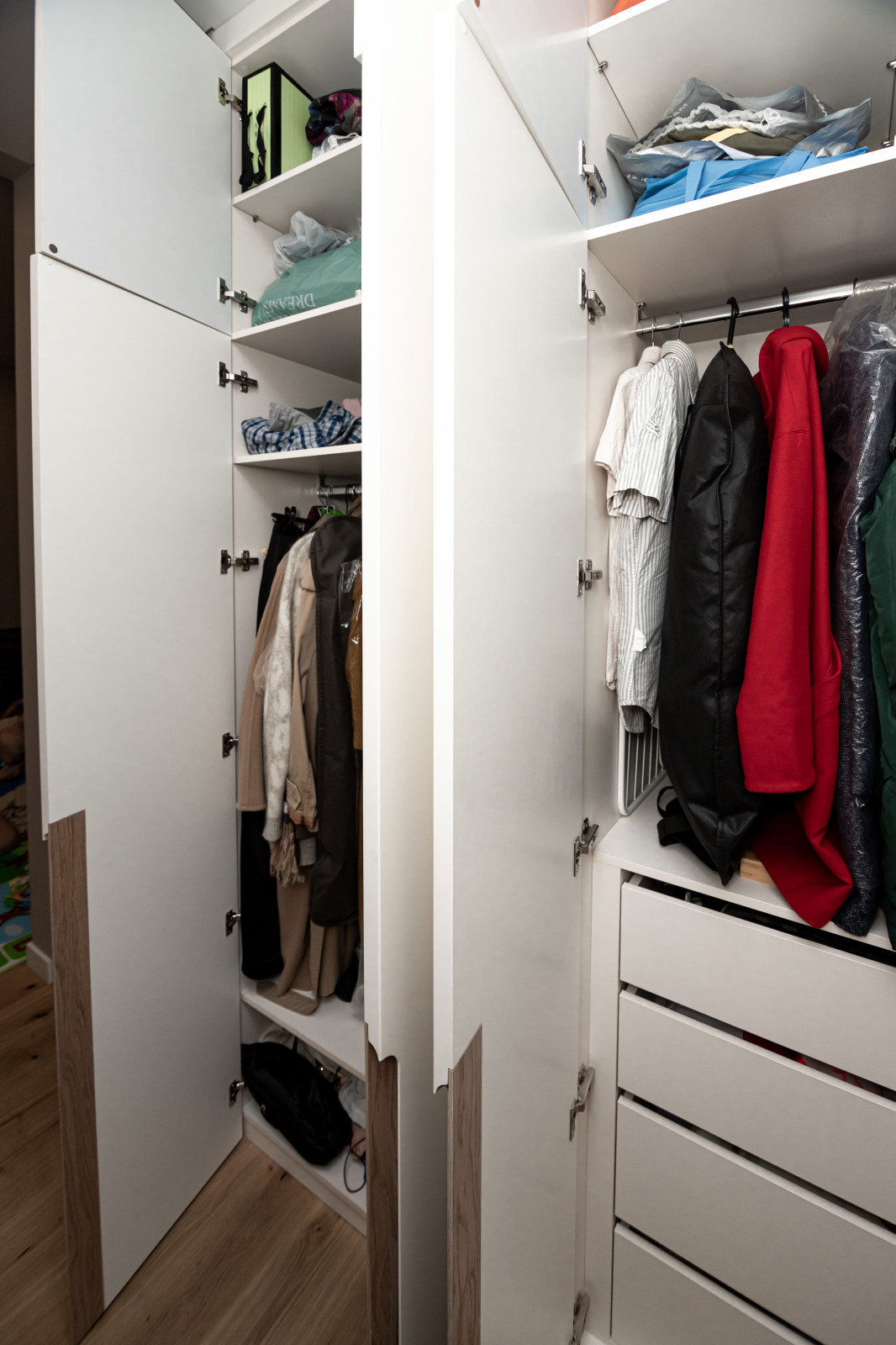 Гардероб и шкаф в прихожую в минималистичном стиле