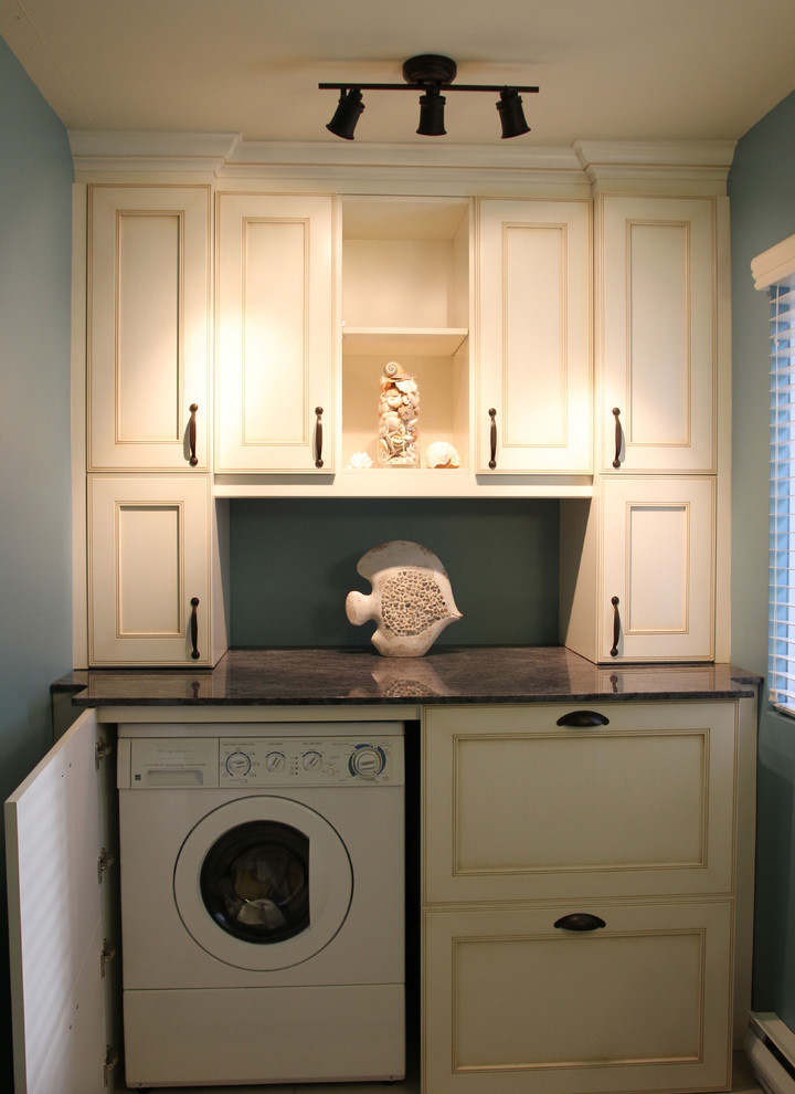 This is an example of a traditional laundry room in Richmond.