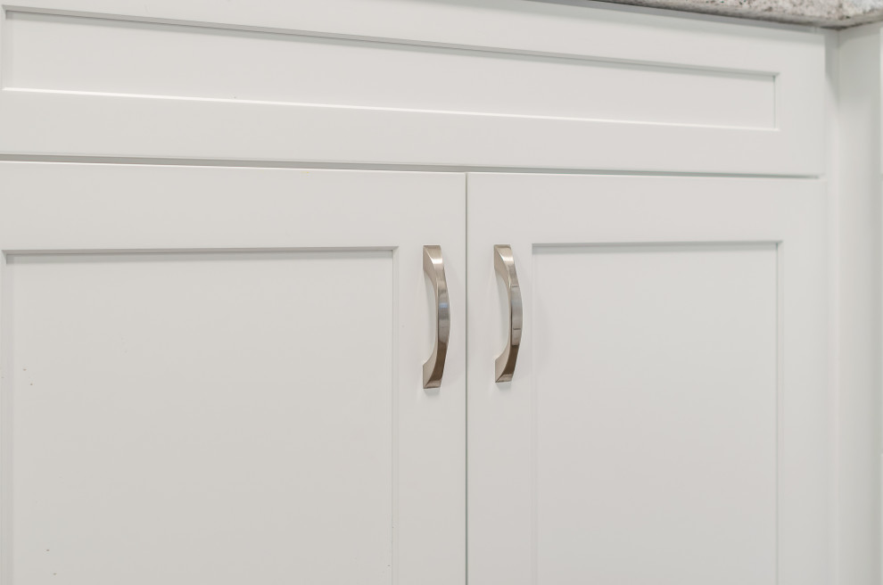 Diseño de cocina tradicional renovada de tamaño medio con armarios estilo shaker, puertas de armario blancas, encimera de cuarzo compacto y salpicadero de azulejos tipo metro