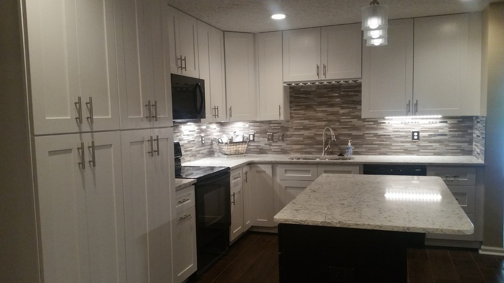 Kitchen - transitional kitchen idea in Raleigh