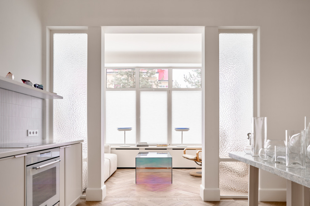 Стекло и неон: квартира в Подмосковье