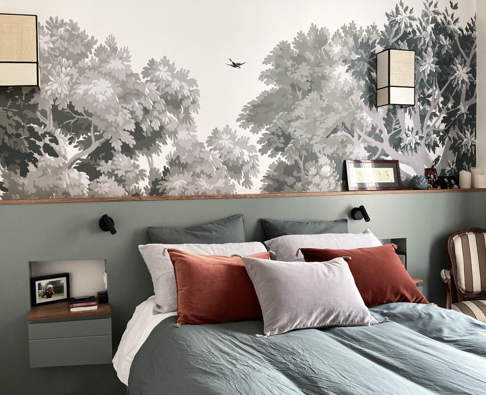 Свежая идея для дизайна: хозяйская спальня среднего размера в стиле неоклассика (современная классика) с зелеными стенами, светлым паркетным полом, коричневым полом и обоями на стенах - отличное фото интерьера