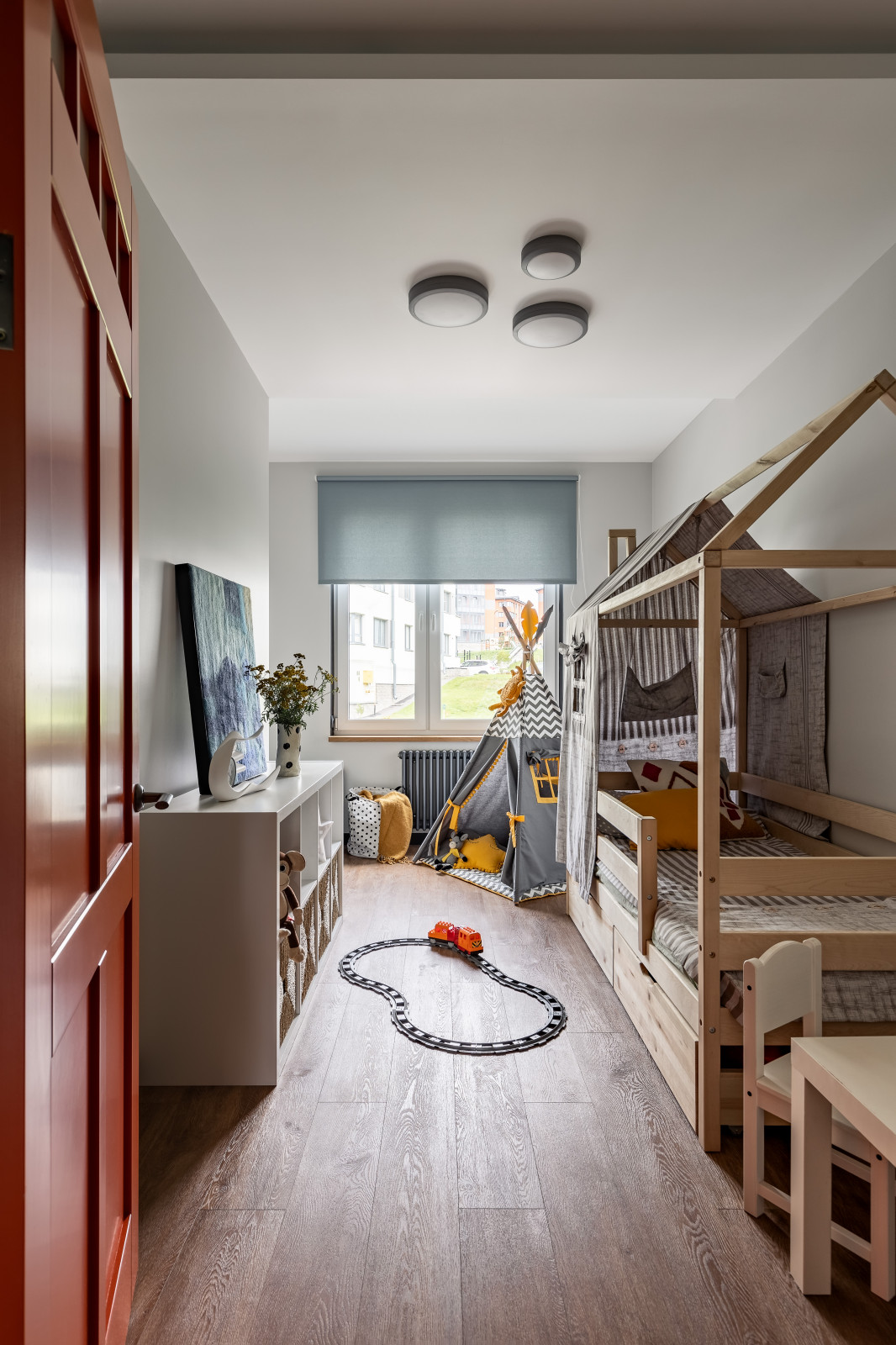 Квартира с голубой кухней и детской с шалашом