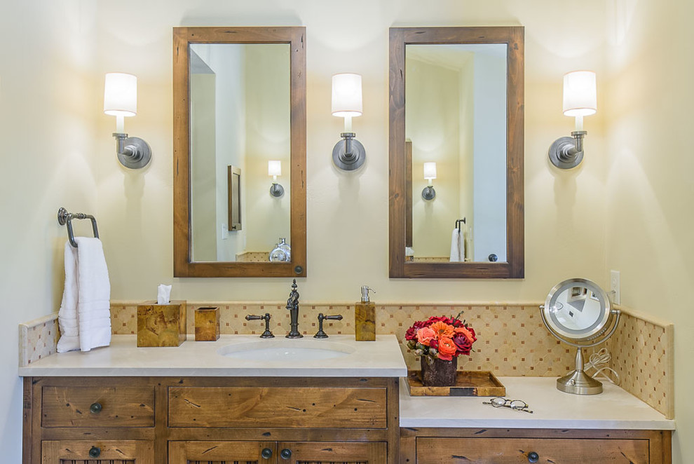 Example of a mountain style home design design in Austin