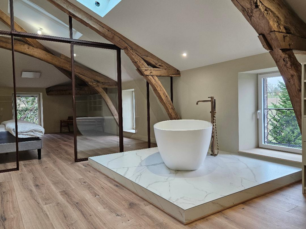 Inspiration för ett vintage badrum, med ett platsbyggt badkar, en öppen dusch, beige väggar, laminatgolv, träbänkskiva och med dusch som är öppen