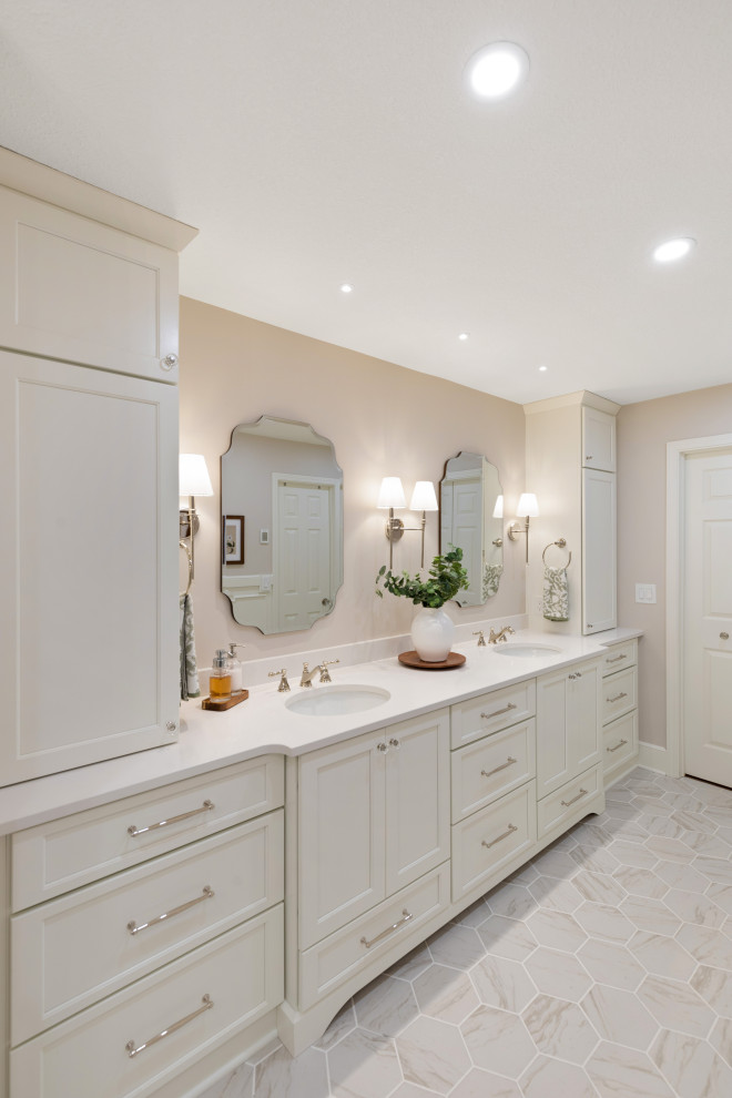 Diseño de cuarto de baño principal, doble y a medida clásico grande con armarios con paneles lisos, puertas de armario blancas, hornacina y boiserie