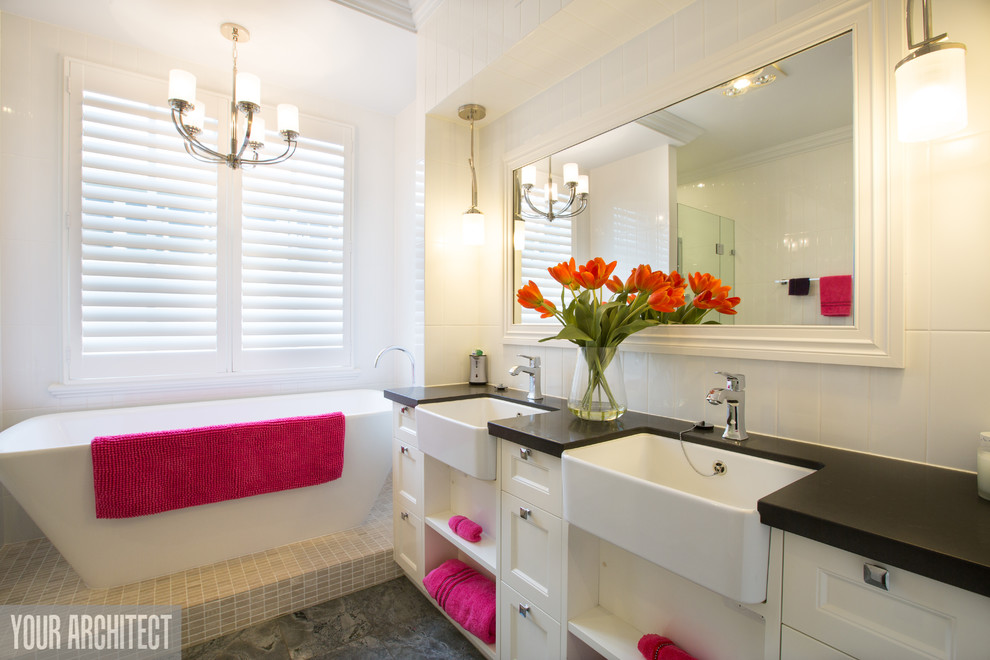 Inspiration for a transitional bathroom in Brisbane.