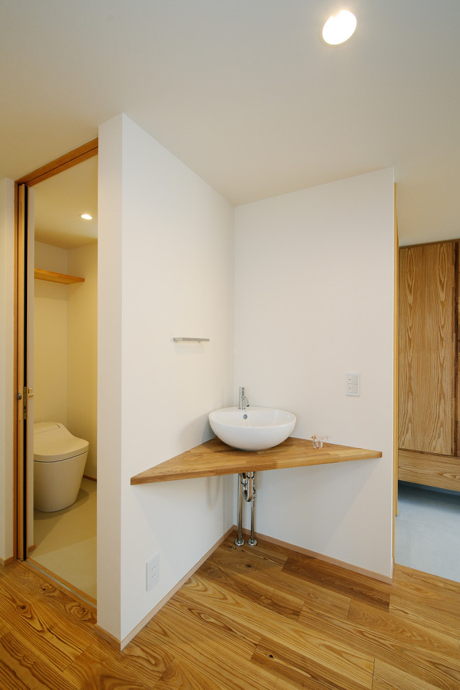 Свежая идея для дизайна: туалет в стиле модернизм с полом из винила, серым полом, белой столешницей и встроенной тумбой - отличное фото интерьера
