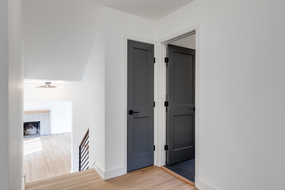 Свежая идея для дизайна: коридор среднего размера в стиле ретро - отличное фото интерьера