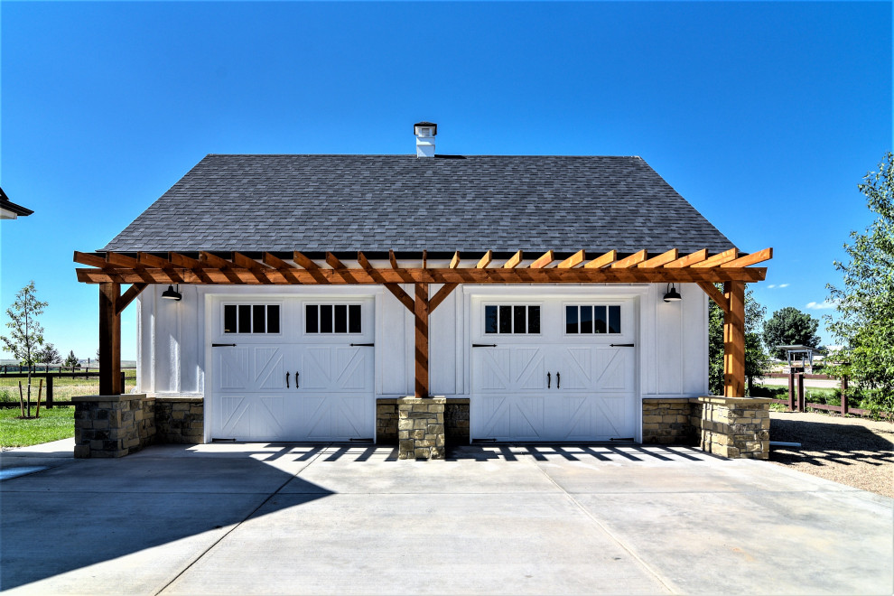 Пример оригинального дизайна: большой отдельно стоящий гараж в стиле кантри с с перголой для двух машин