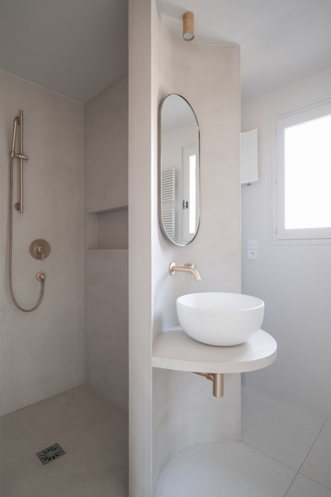 Inredning av ett modernt litet beige beige en-suite badrum, med luckor med profilerade fronter, beige skåp, en kantlös dusch, en vägghängd toalettstol, beige väggar, klinkergolv i keramik, ett nedsänkt handfat, bänkskiva i betong, beiget golv och med dusch som är öppen