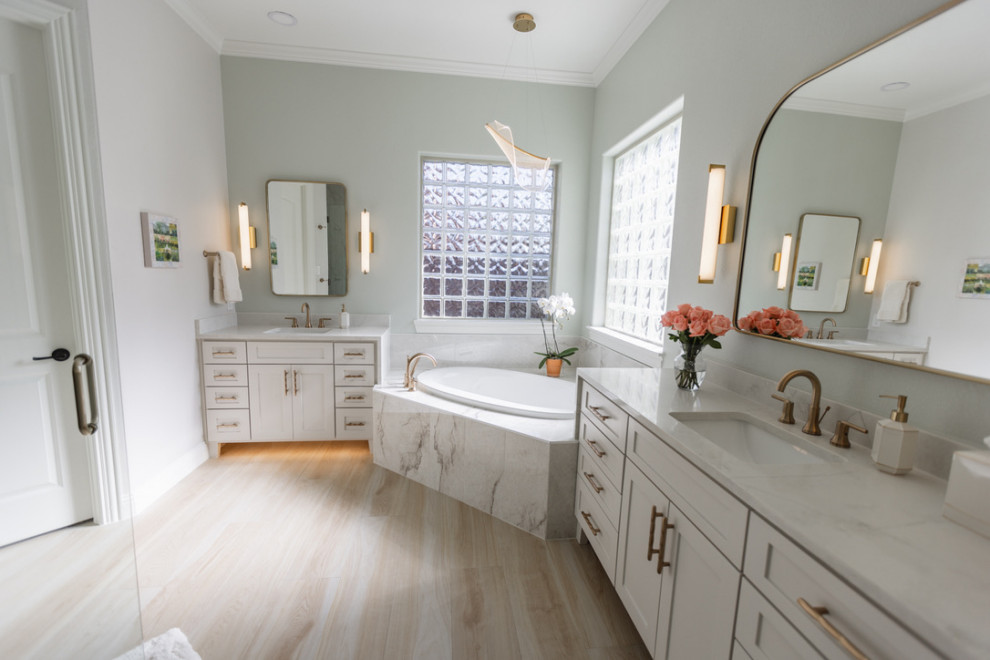 Idéer för att renovera ett stort vintage vit vitt en-suite badrum, med luckor med infälld panel, beige skåp, ett platsbyggt badkar, en dusch i en alkov, en toalettstol med hel cisternkåpa, beige kakel, porslinskakel, gröna väggar, klinkergolv i porslin, ett undermonterad handfat, bänkskiva i kvarts, beiget golv och dusch med gångjärnsdörr