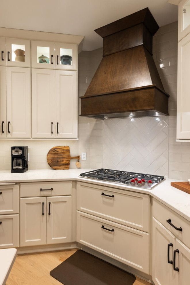 Example of a classic kitchen design in Minneapolis