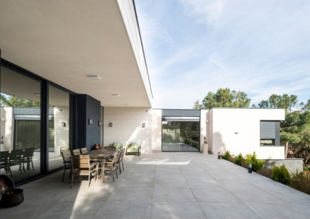 HAGE contemporary-pool