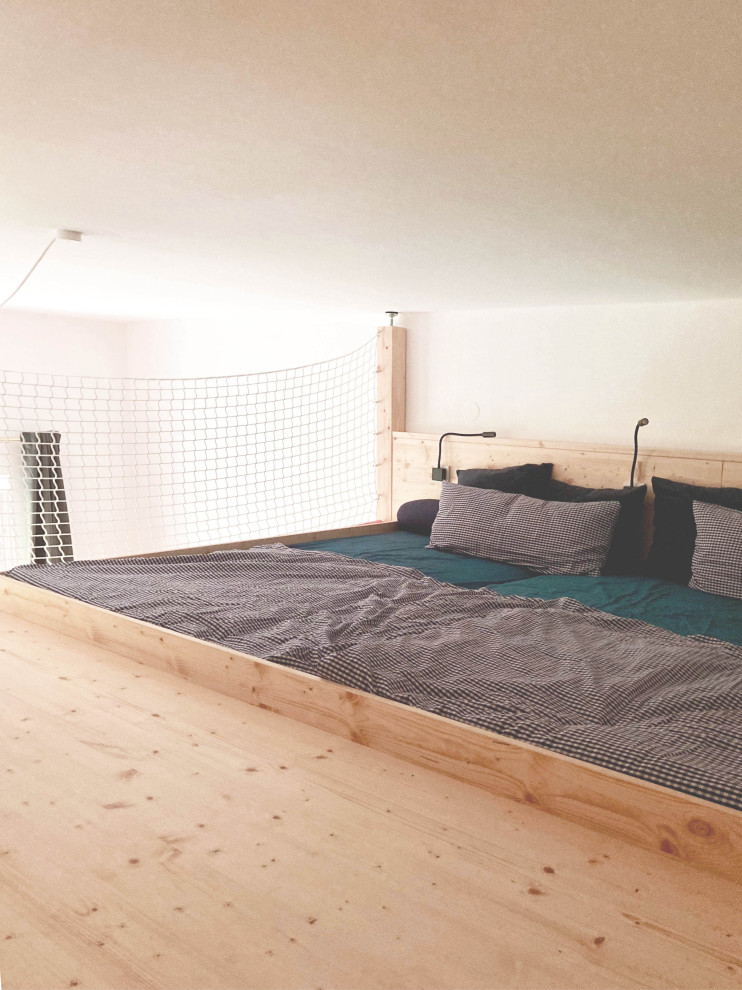 Foto di un'ampia cameretta da letto minimal con parquet chiaro e soffitto in legno
