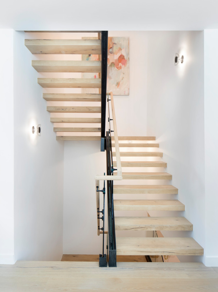 Esempio di una scala a "U" contemporanea di medie dimensioni con pedata in legno, alzata in legno e parapetto in legno