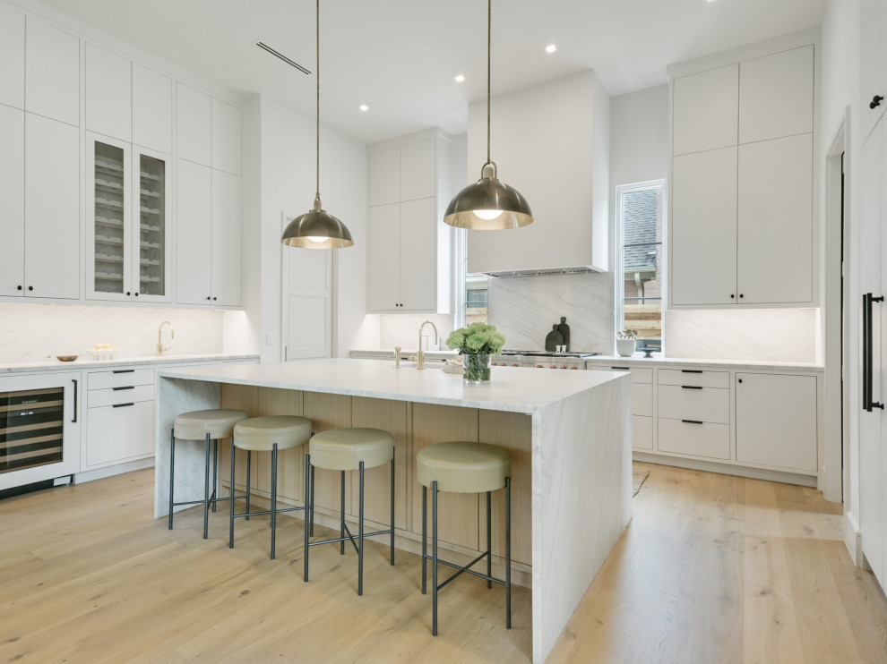 Inspiration for a transitional kitchen remodel in Austin