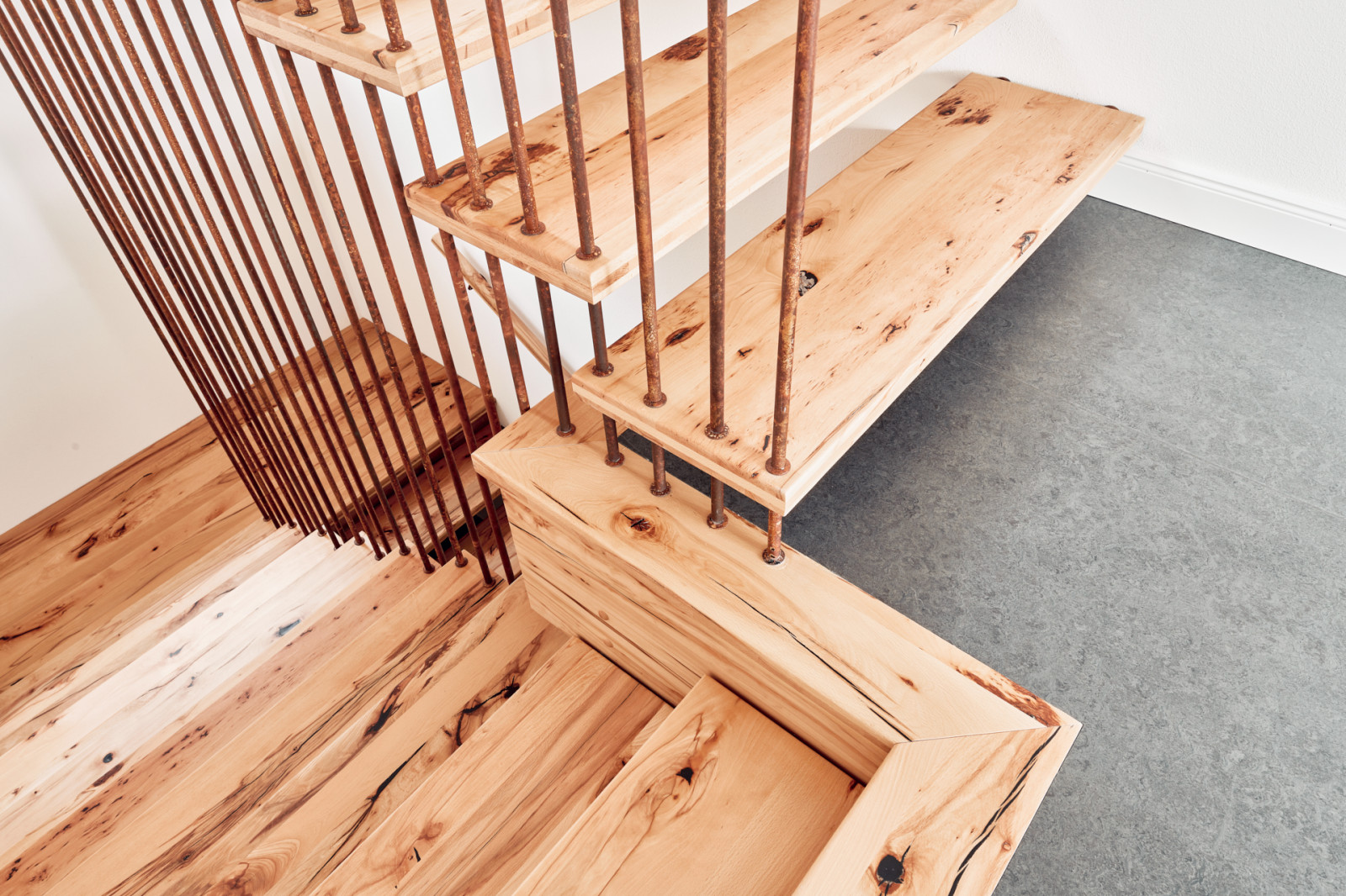 Консольная лестница из бука