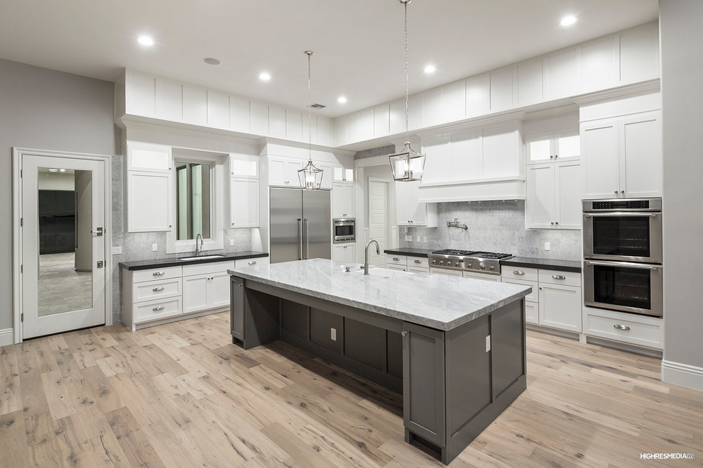 Kitchen - transitional kitchen idea in Phoenix
