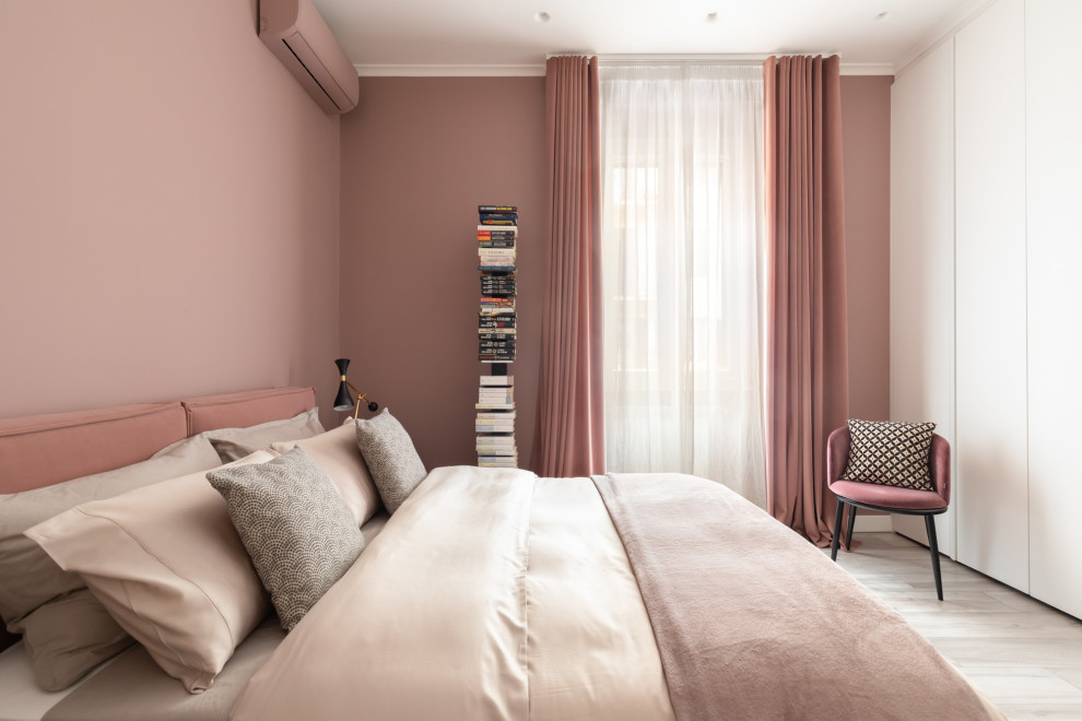 Свежая идея для дизайна: хозяйская спальня среднего размера в современном стиле с розовыми стенами, полом из керамогранита и серым полом - отличное фото интерьера