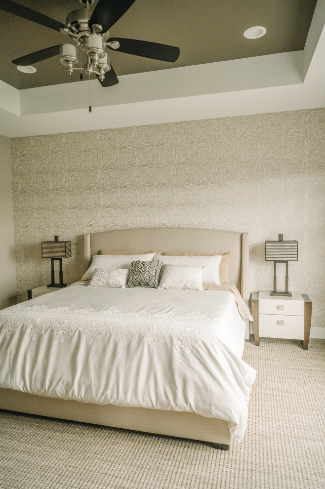 Imagen de dormitorio principal clásico renovado de tamaño medio con paredes beige, moqueta, bandeja y papel pintado