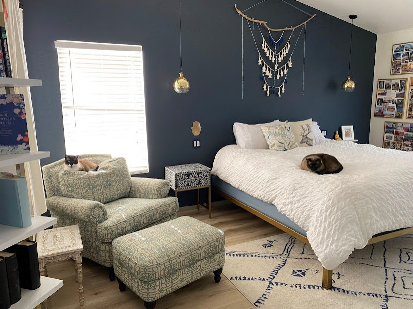 Ejemplo de dormitorio principal y blanco ecléctico de tamaño medio sin chimenea con paredes azules, suelo vinílico, suelo beige y techo inclinado