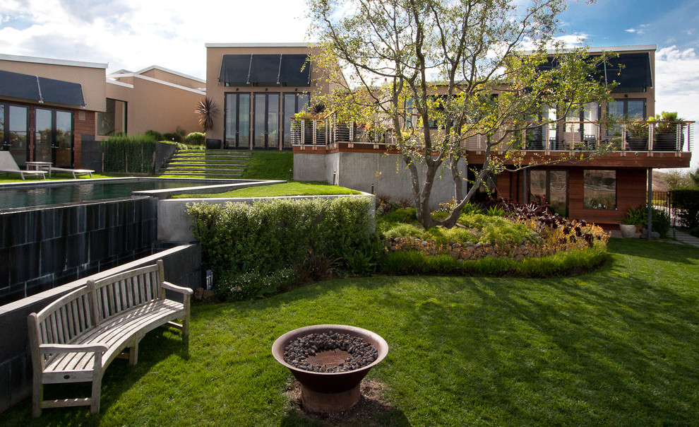 Inspiration for a contemporary garden in San Francisco with a fire feature.