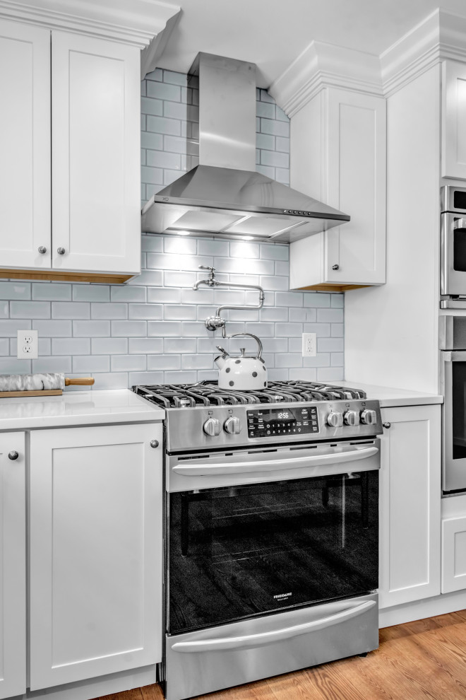 Kitchen - transitional kitchen idea in New York