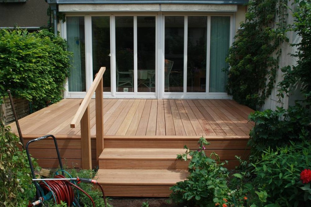 Kleine, Unbedeckte Nordische Terrasse neben dem Haus in Berlin