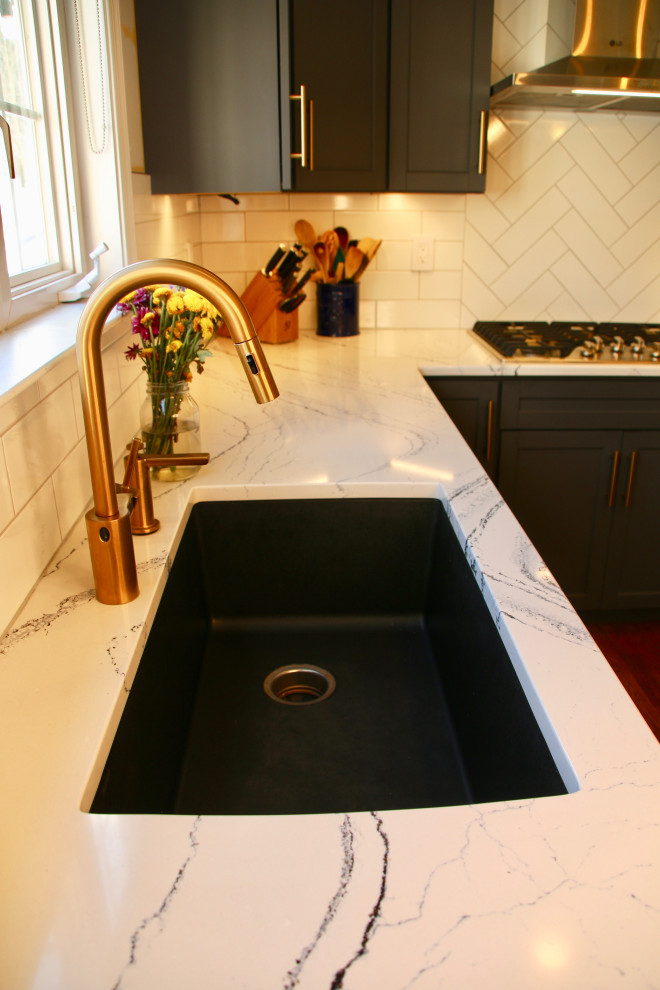 Exempel på ett mellanstort modernt vit vitt kök, med en undermonterad diskho, skåp i shakerstil, blå skåp, bänkskiva i kvarts, vitt stänkskydd, stänkskydd i tunnelbanekakel, rostfria vitvaror, mellanmörkt trägolv, en köksö och brunt golv