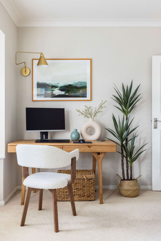 Exemple d'un bureau tendance de taille moyenne avec un mur blanc, moquette, un bureau indépendant et un sol beige.