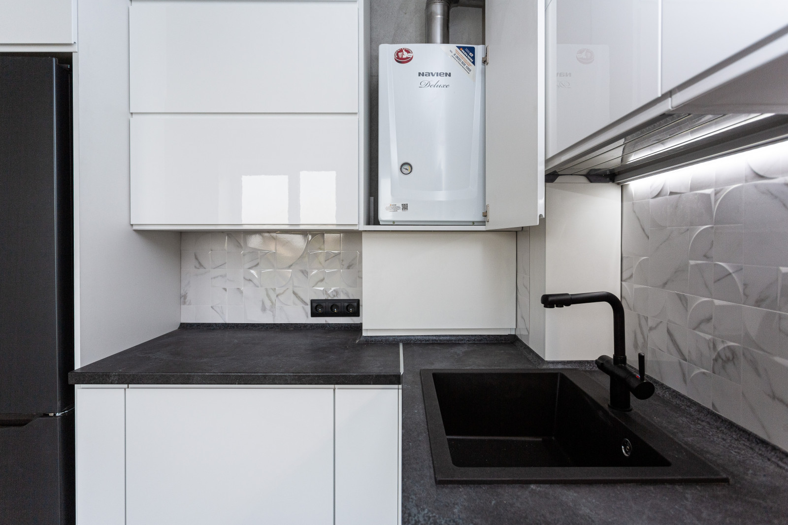 Черно-белая глянцевая кухня в современном стиле