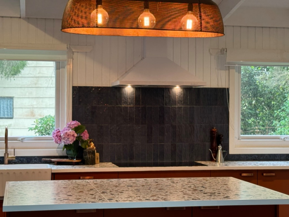 Inredning av ett modernt stort flerfärgad linjärt flerfärgat kök och matrum, med en rustik diskho, släta luckor, röda skåp, kaklad bänkskiva, blått stänkskydd, stänkskydd i keramik, vita vitvaror, korkgolv, en köksö och rött golv