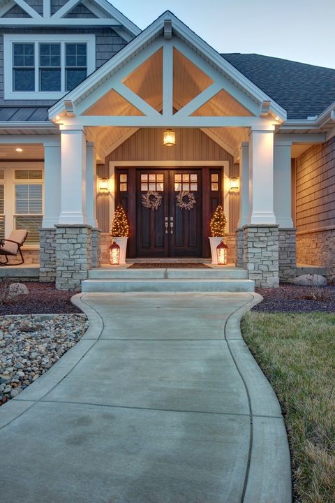 Transitional home design photo in Chicago